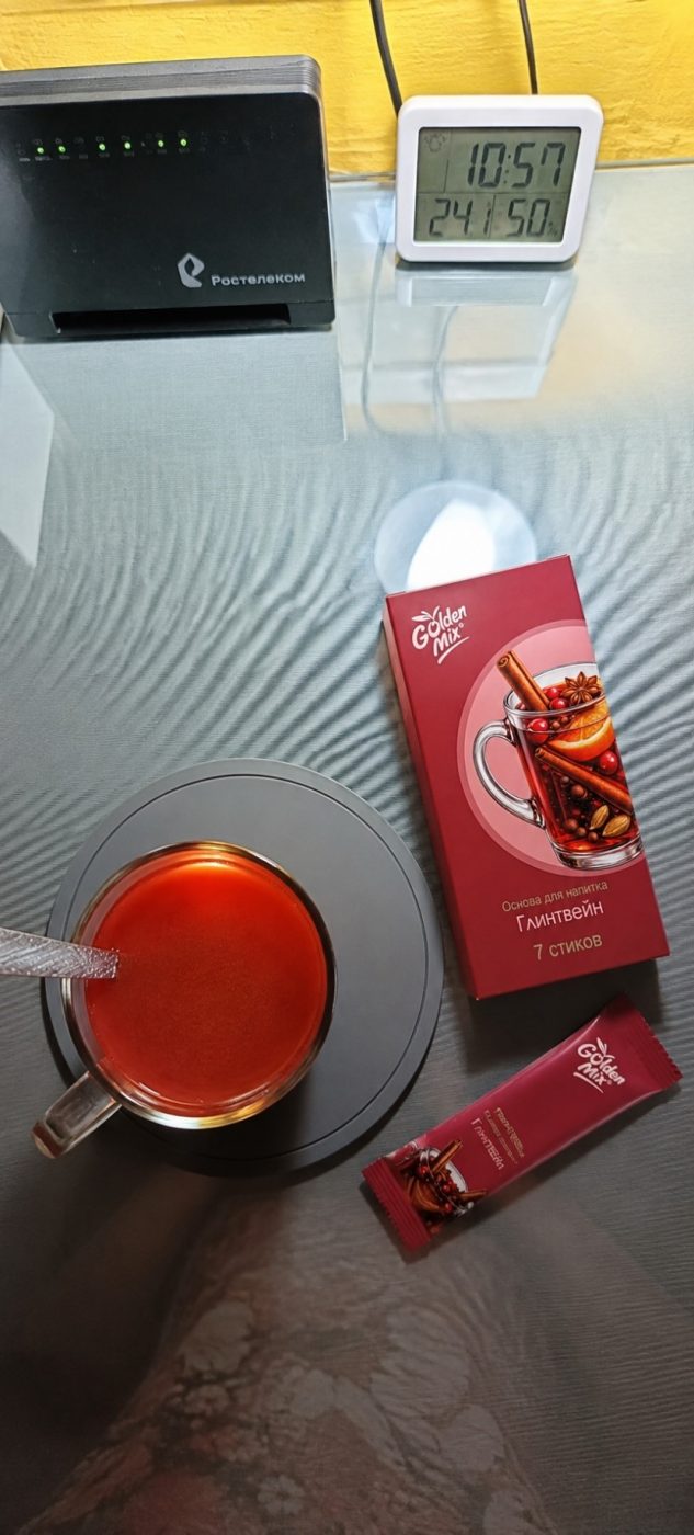 Порционный фруктово-ягодный напиток рядом с готовой чашкой