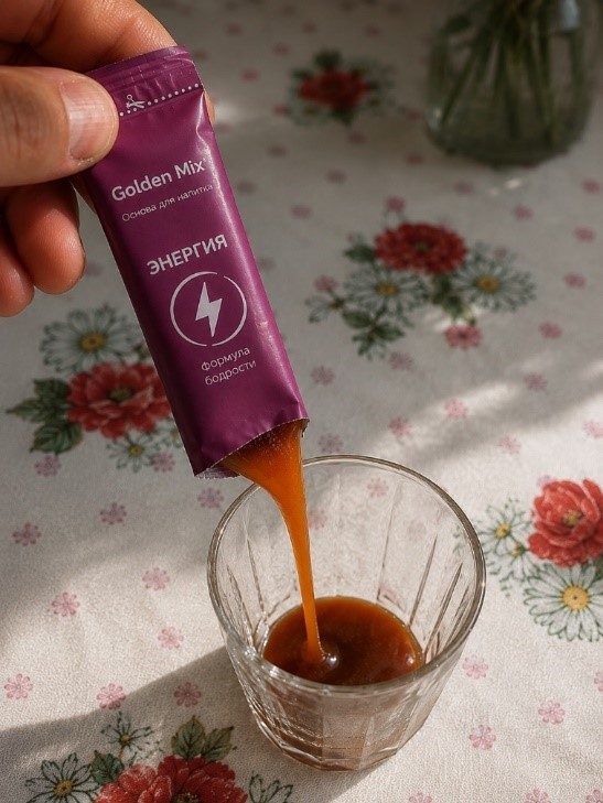 Содержимое стика Golden Mix Энергия наливают в стеклянную чашку